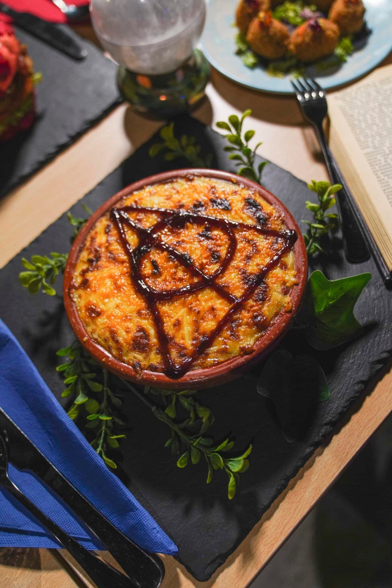 Plato gratinado en restaurante temático 